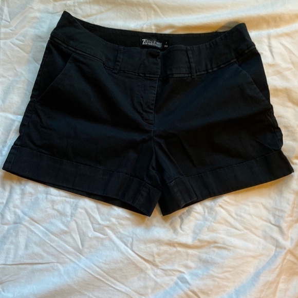 𝅺New York and Company 7th Avenue Design Studio Shorts Black Size 8 - Picture 2 of 10